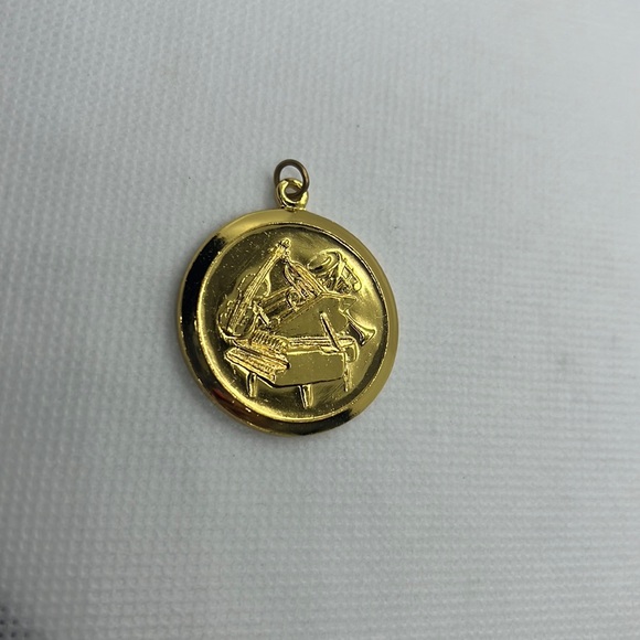 MUSICAL INSTRUMENT PENDANT CHARM GOLD TONE, PIANO, VIOLIN, SAXOPHONE, NOTES - Picture 3 of 9